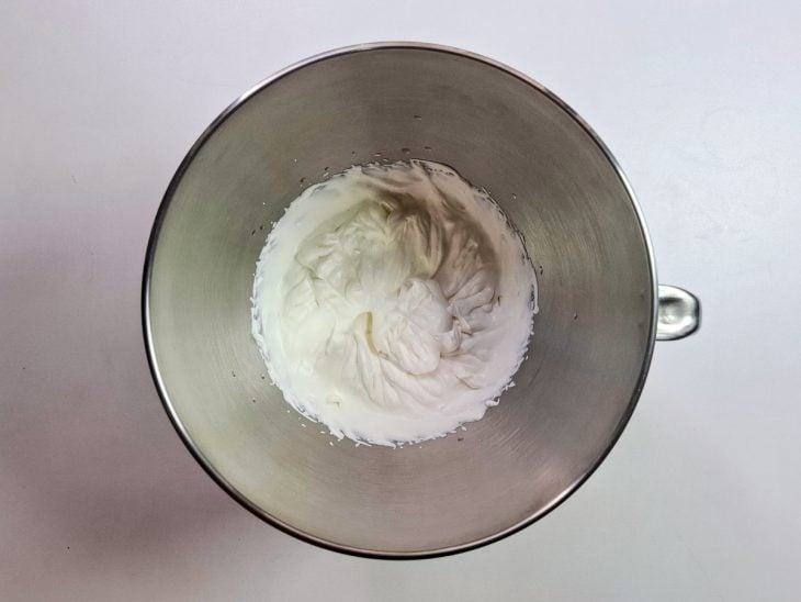 creme de leite fresco batido para preparo de tiramisù.