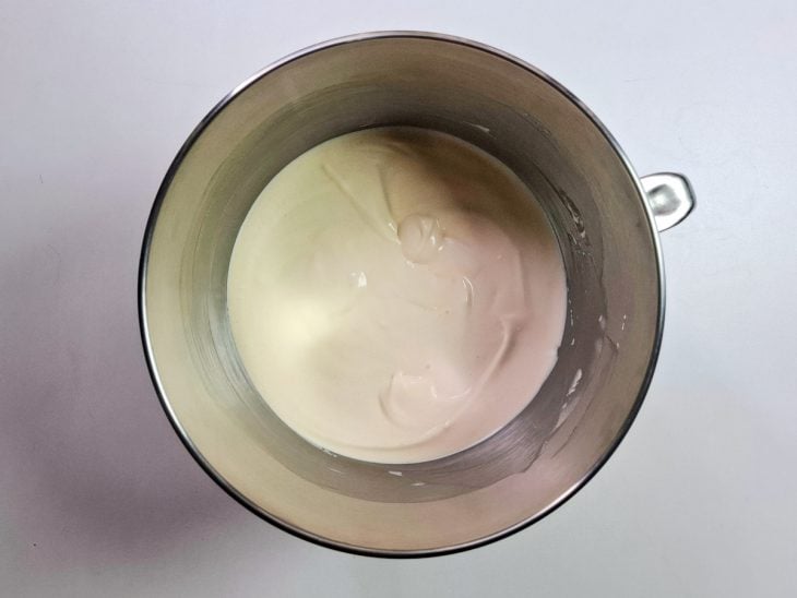 creme base para montagem do tiramisu batido na batedeira, finalizado.