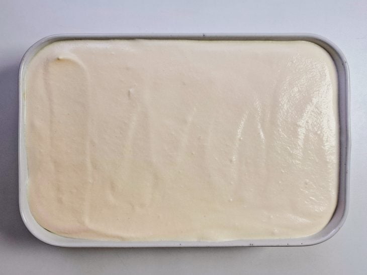 montagem do tiramisu finalizado com as camadas preparadas.