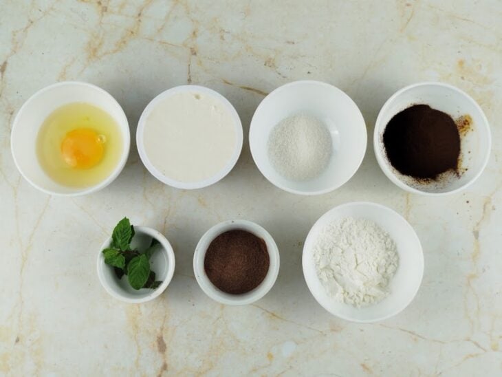 Ingredientes separados sobre a bancada.