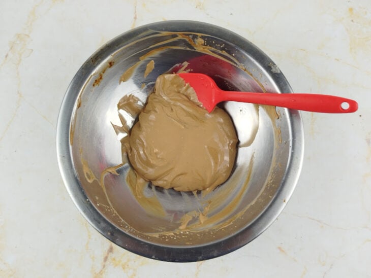 Creme de ricota, adoçante e café sendo misturados até ficar homogêneo.
