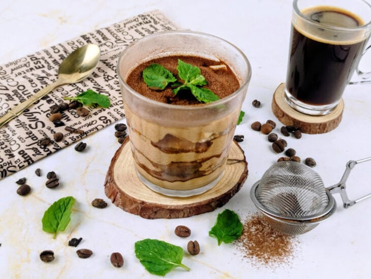 Tiramisù saudável servido.