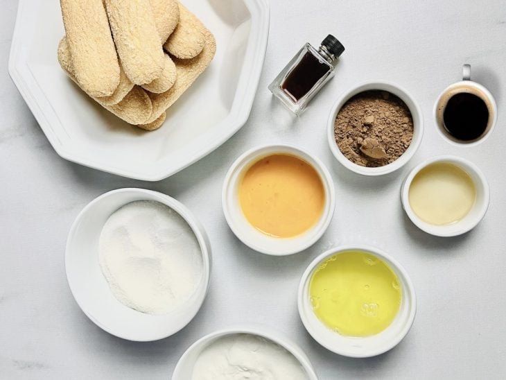 Ingredientes para a receita reunidos em uma superíficie.