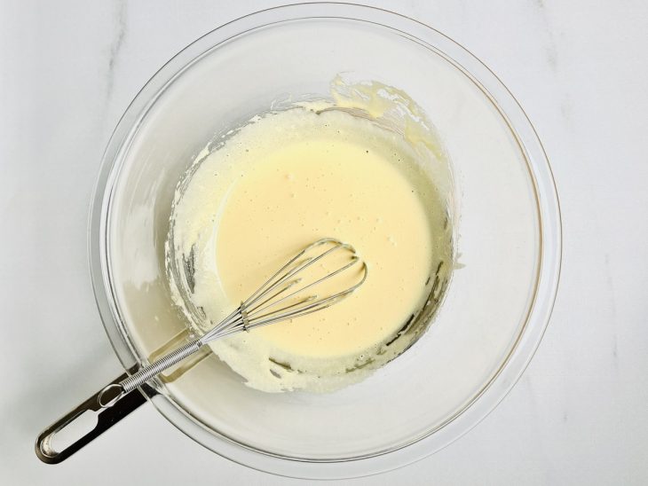 Creme esbranquiçado na tigela redonda de vidro.