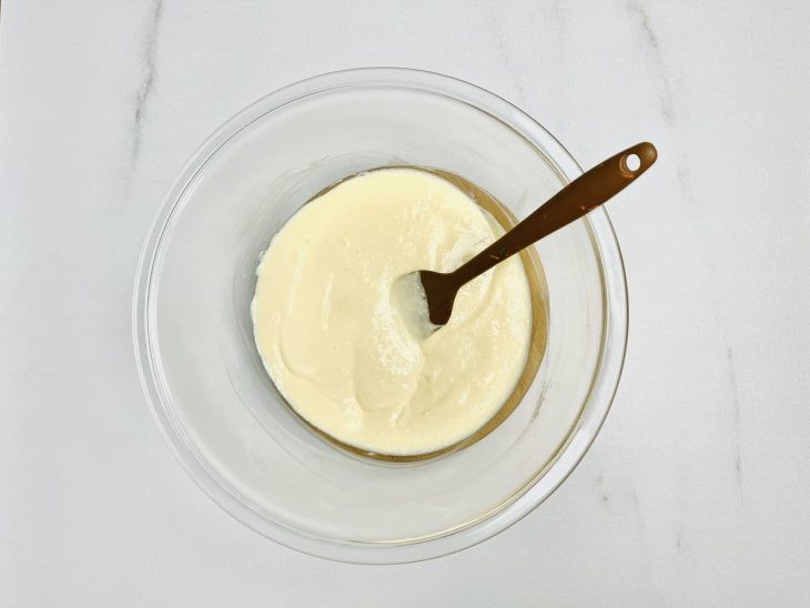 Essência de baunilha e cream cheese adicionado e incorporado na mistura esbranquiçada.