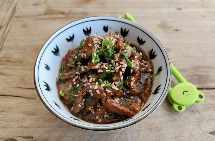 Tirinhas de carne com cebola e shoyu