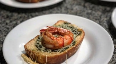 Toast de pesto e camarão