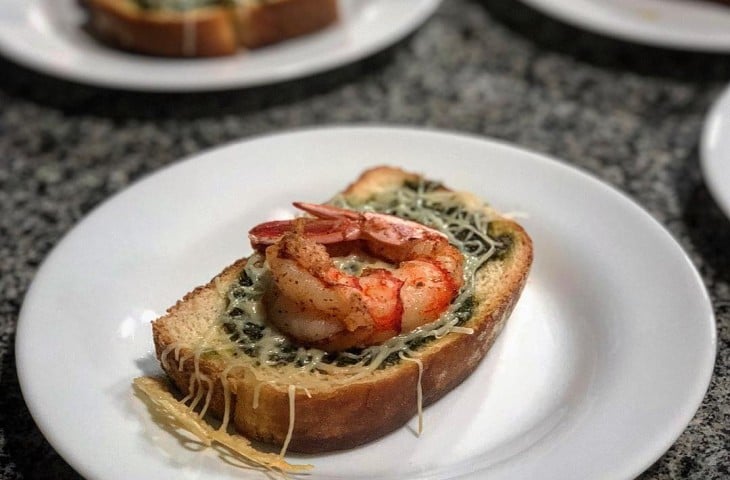 Toast de pesto e camarão