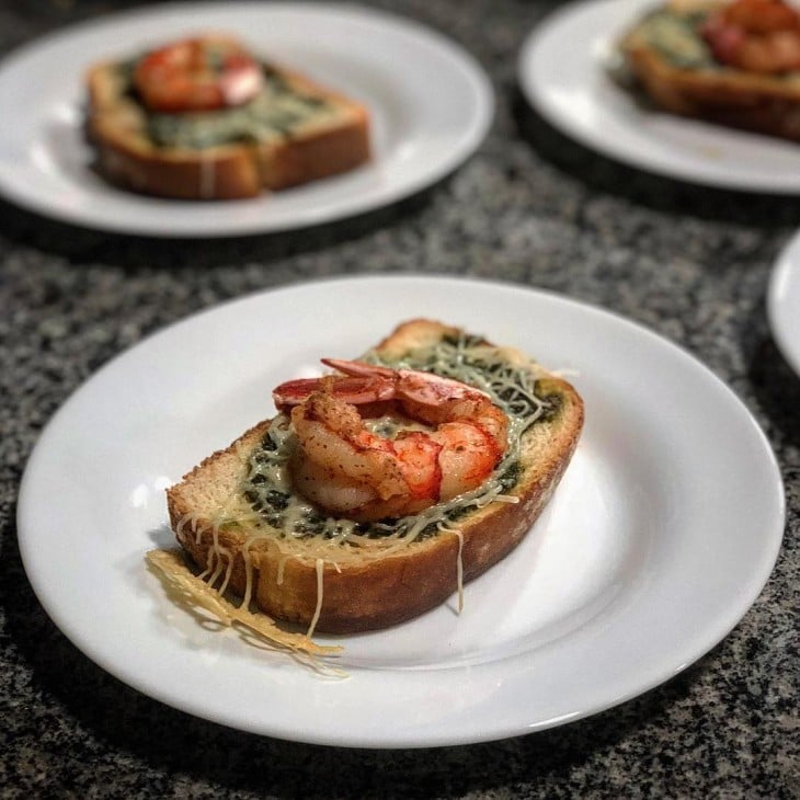 Toast de pesto e camarão