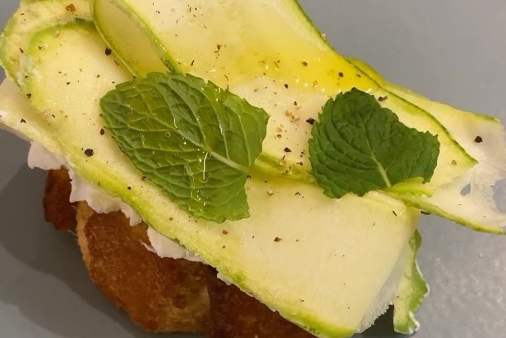 Toast de queijo de cabra e abobrinha