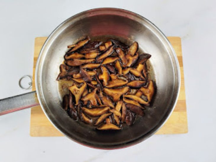 Uma frigideira com shitake e shoyu.