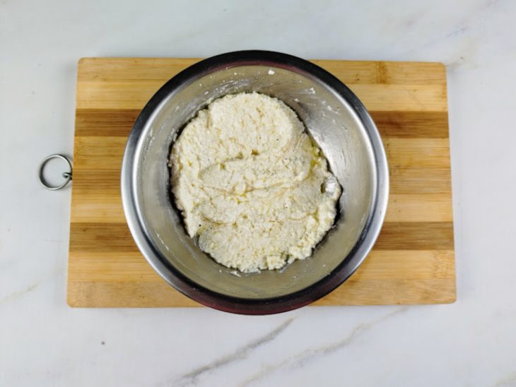 Uma tigela com creme de ricota, ricota, azeite e temperos.