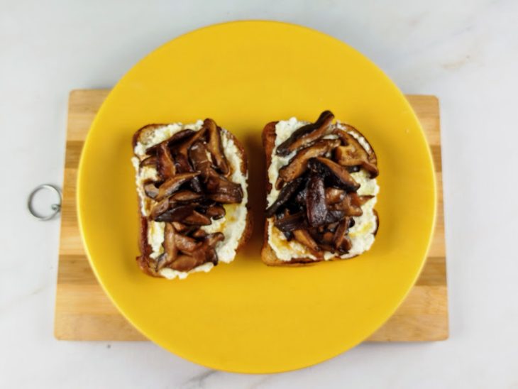 Um prato com os toasts recheados.