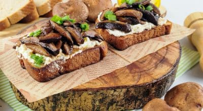 Toast de ricota com cogumelos