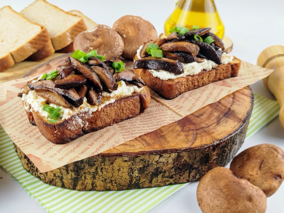 Toast de ricota com cogumelos