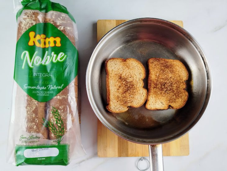 Uma frigideira com os pães a dourar.
