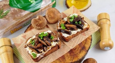Toast de ricota com cogumelos
