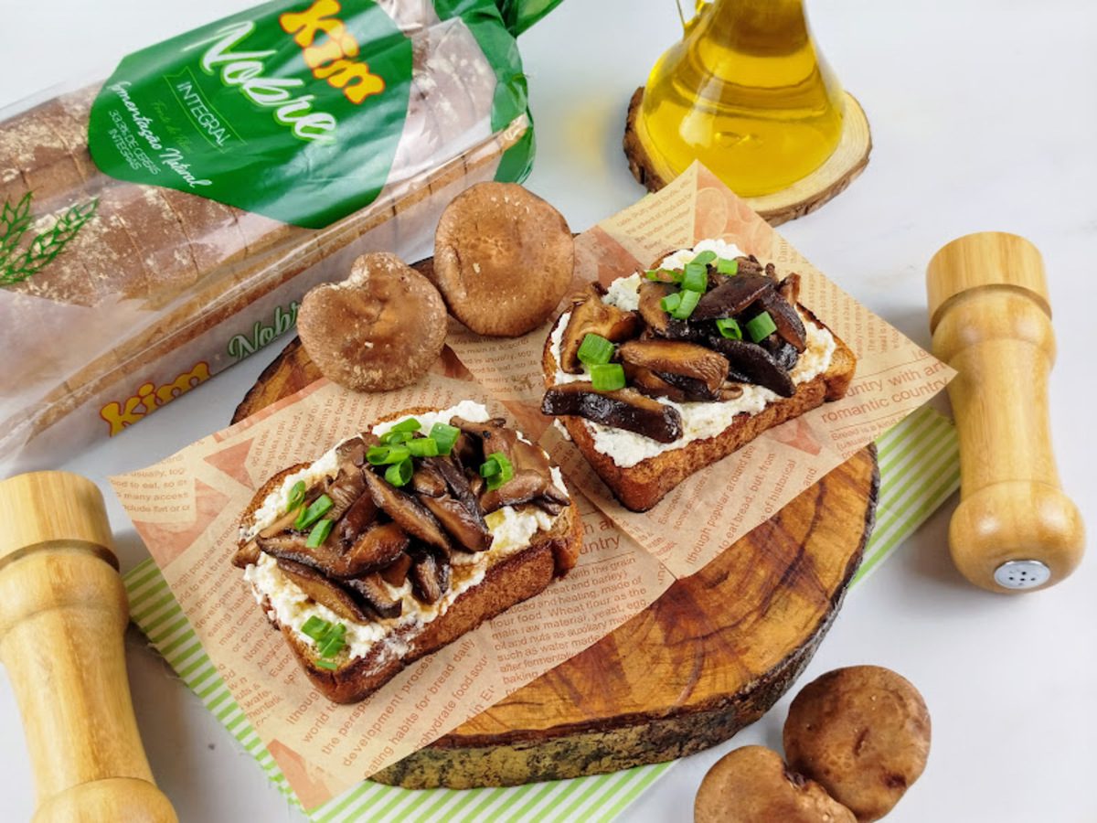 Toast de ricota com cogumelos