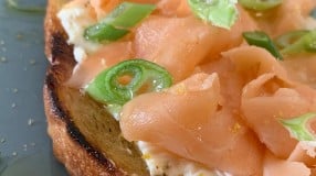 Toast de salmão com cream cheese