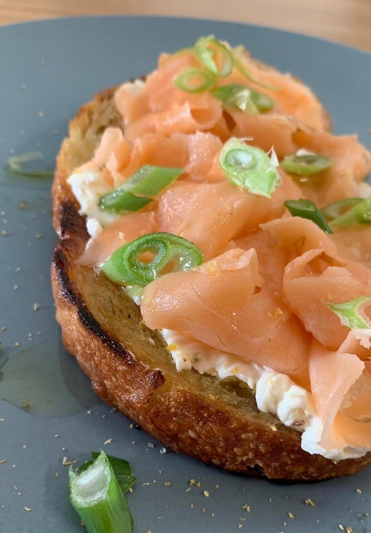 Toast de salmão com cream cheese