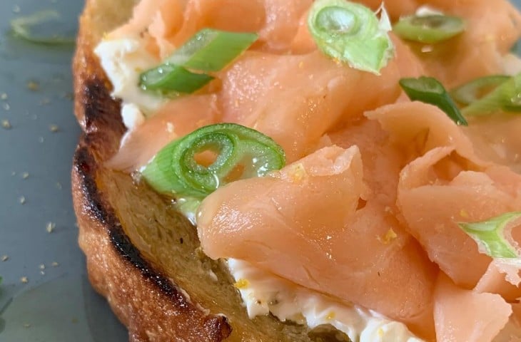 Toast de salmão com cream cheese