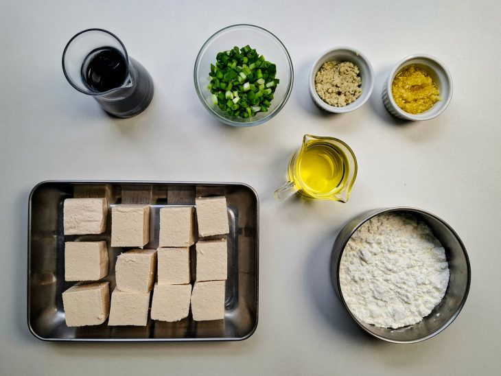 Ingredientes reunidos na bancada.