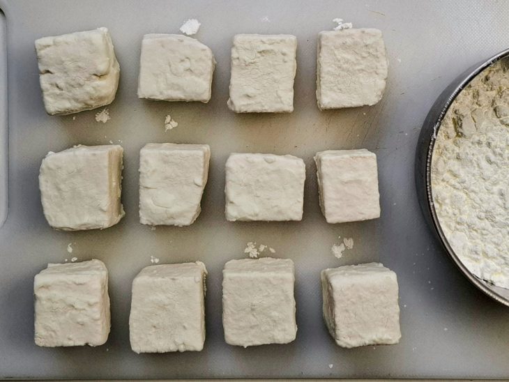 Tofu empanada no amilho de milho.