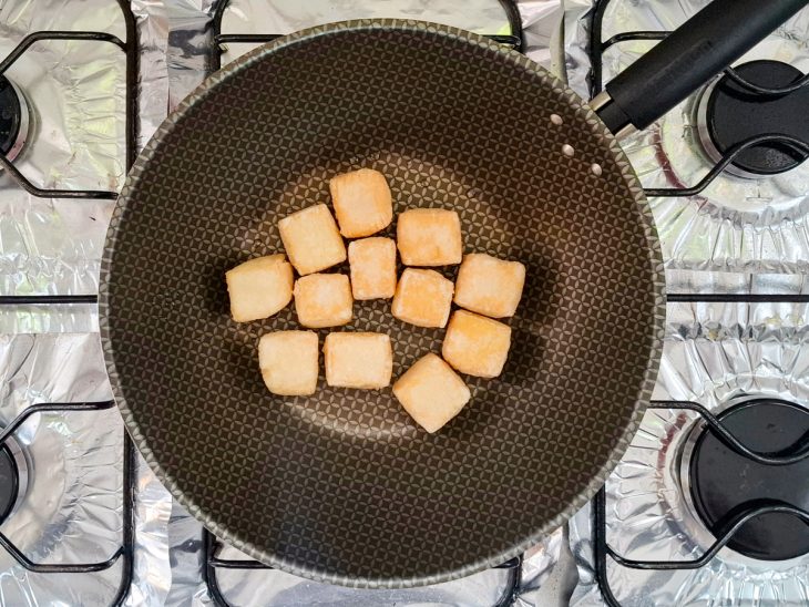 Na frigideira, os tofus estão distribuídos.