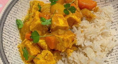 Tofu ao leite de coco e curry