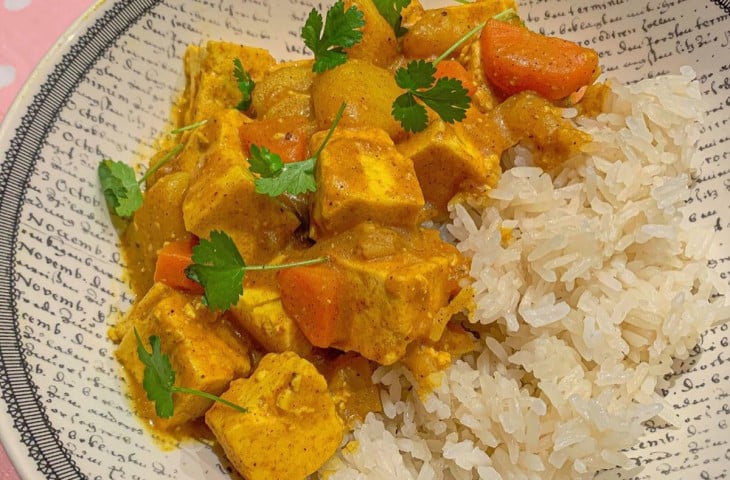 Tofu ao leite de coco e curry