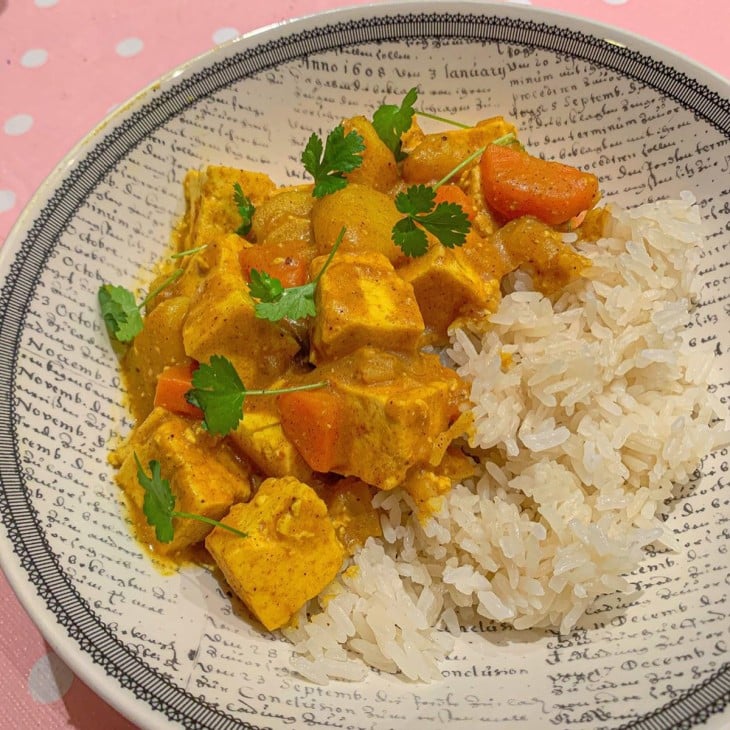 Tofu ao leite de coco e curry