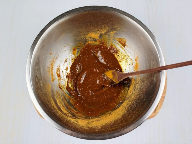 Azeite e suco de limão adicionado ao mix de temperos.