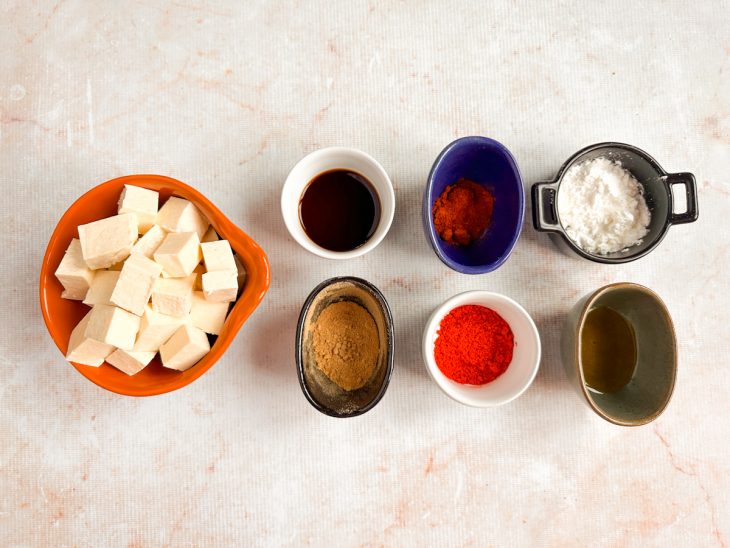 Ingredientes organizados sobre a bancada antes do preparo.