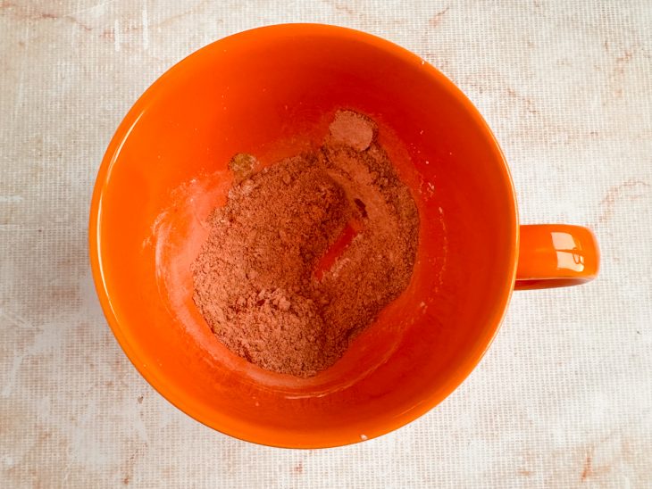 Mistura seca com amido, páprica e gengibre sendo combinada.