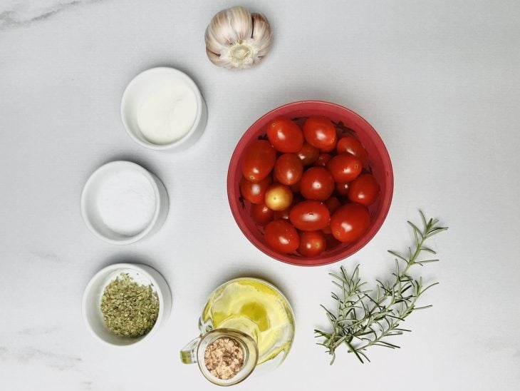 Ingredientes para a receita de tomate confit.