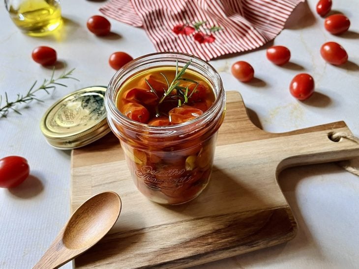 Tomate confit pronto para consumo em um pote hermético.