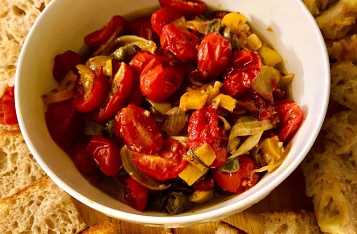 Tomate confit com alcaparras