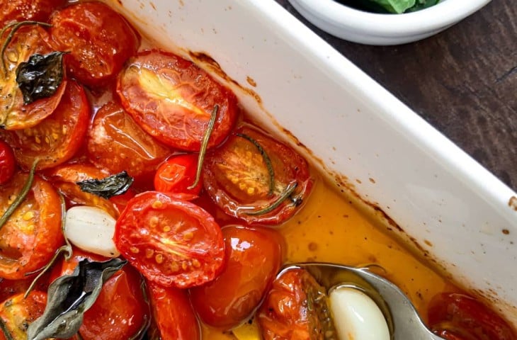Tomate confit com alho