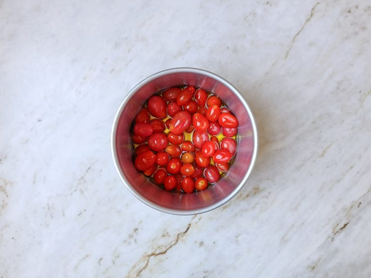 Tomates na tigela com o azeite.