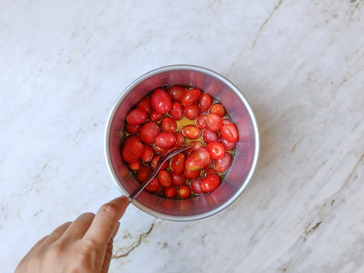 Tomates no azeite com os temperos.