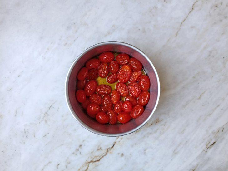 Tomates saídos da air fryer após o tempo.