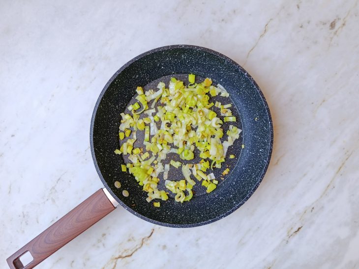 Na frigideira, o alho-poró.