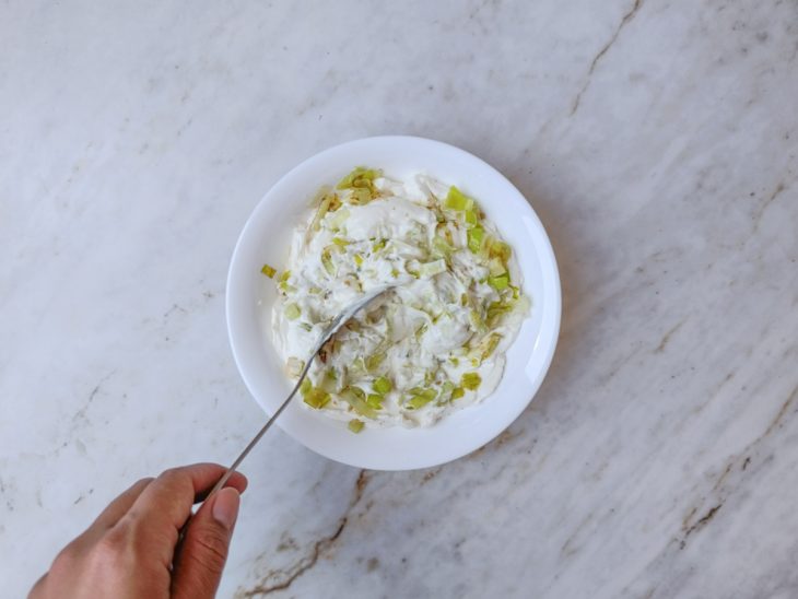 Alho-poró misturado com cream chesse.