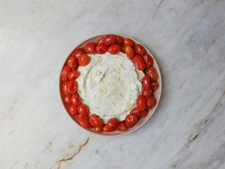 Montado no prato, os tomates confit e o cream cheese.