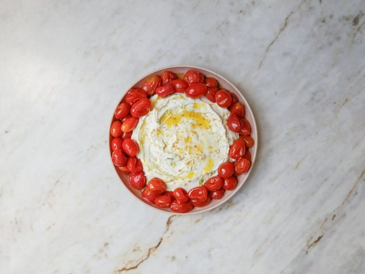 Tomates e o cream cheese regados no azeite.