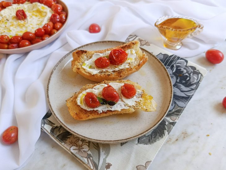 Tomates confit servidos com torradas.