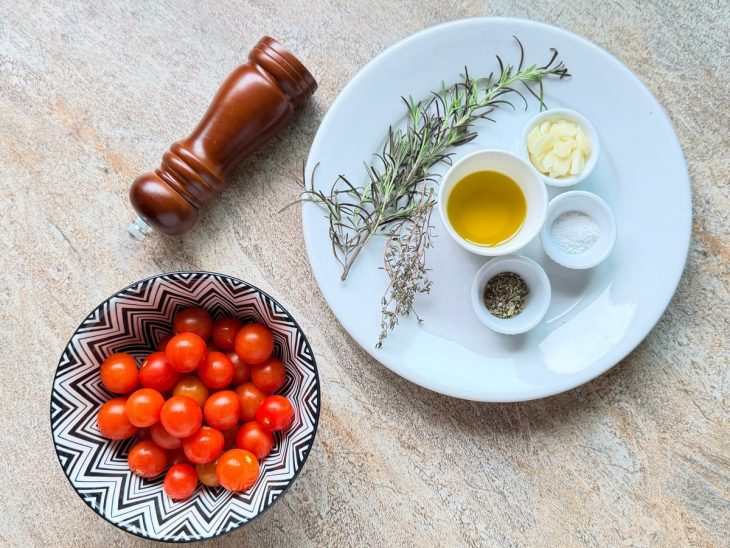 Ingredientes como tomates, alho e ervas separados na bancada.