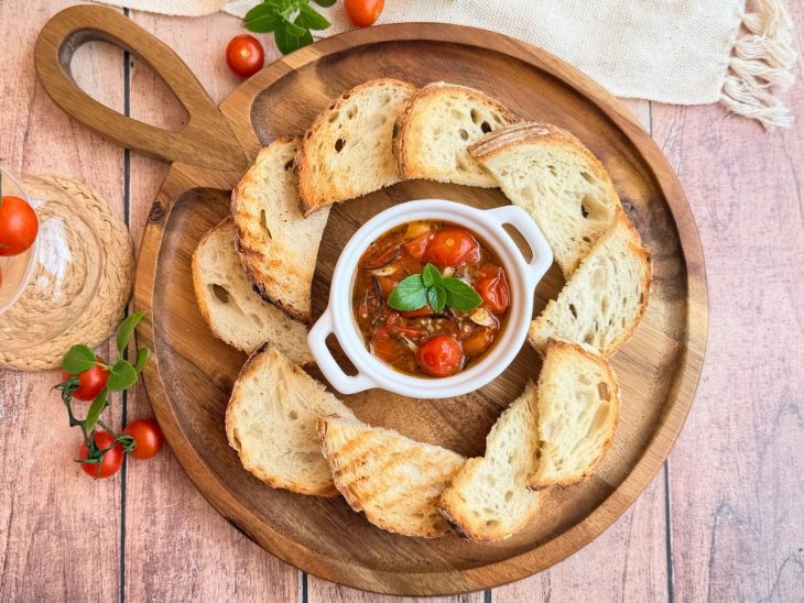 Tomates prontos, murchos e brilhantes, prontos para servir.