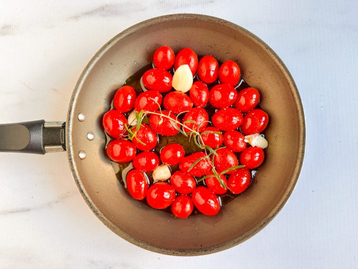 Azeite cobrindo os tomates.