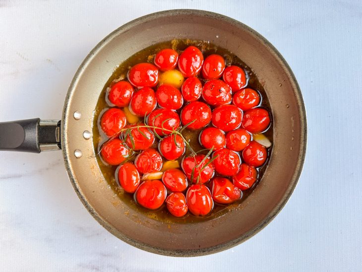 Tomate fritando na frigideira.
